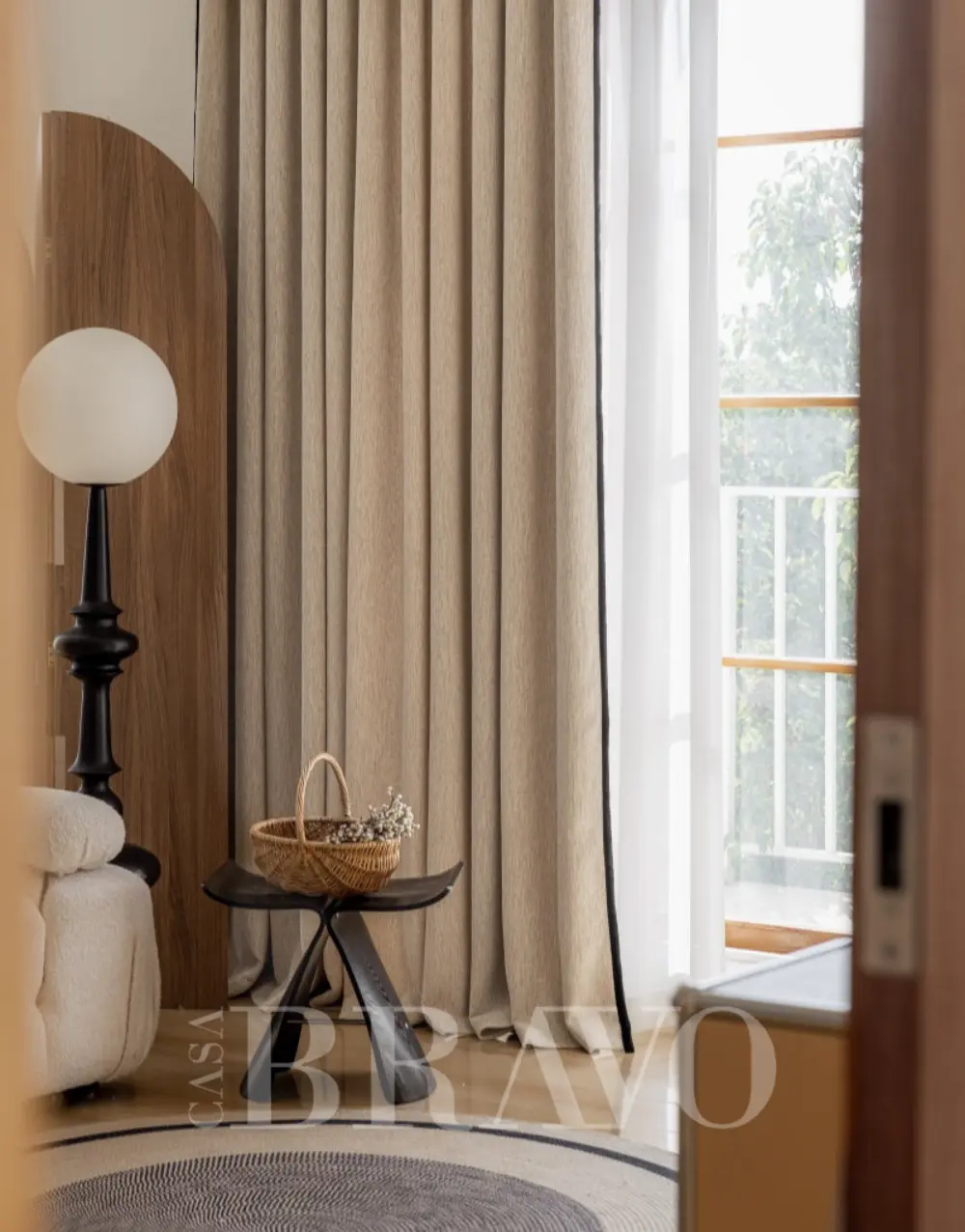 ستائر بيج مزخرفة ذات حواف سوداء - فخامة عصرية من كازا برافو