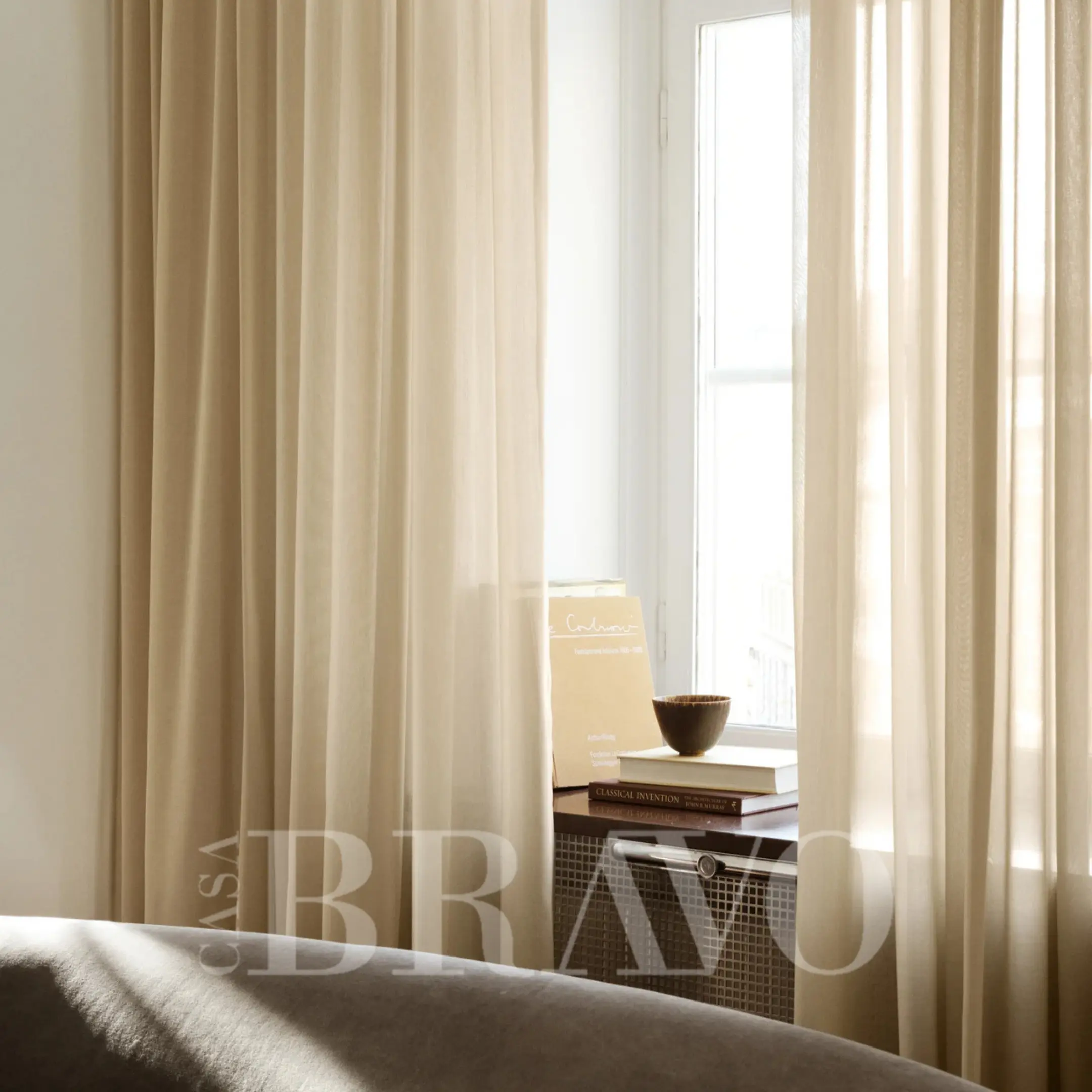 ستائر كورتيفنز الفاخرة الشفافة باللون البيج - أناقة نفاذة للضوء للديكورات الداخلية العصرية